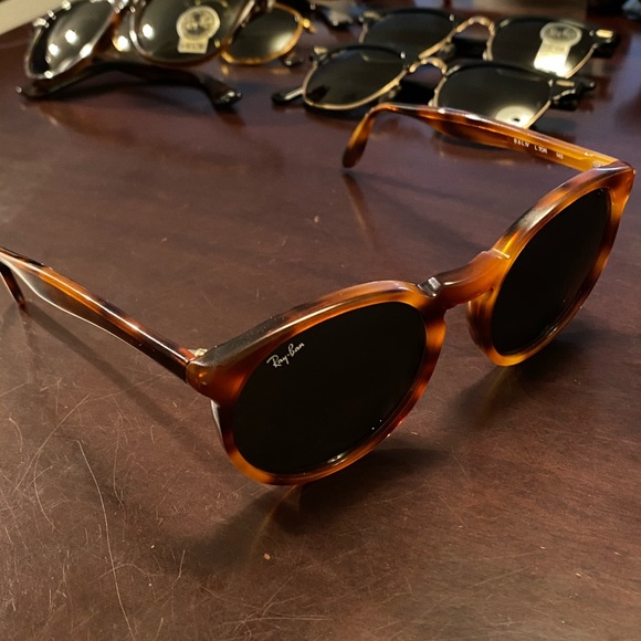 Multiple pairs of Ray Ban sunglasses - Picture 11 of 16